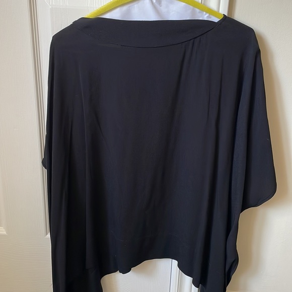 Diane Von Furstenberg black crepe fabric blouse size sm but will fit a size med - Picture 3 of 4